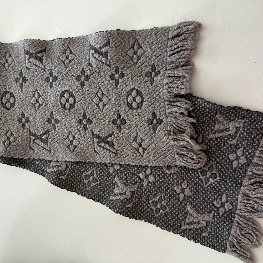LV scarf